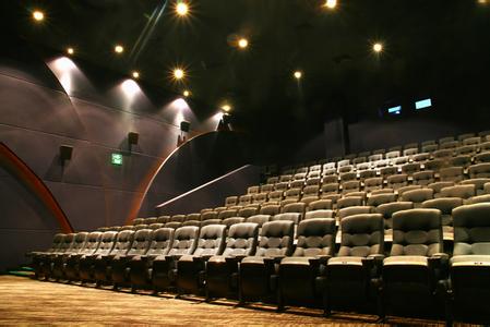 宫持刀行凶法国政府称此事具恐袭特征j9平台【文体艺苑】一男子在卢浮(图6)